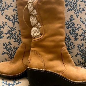 ❤️SOLD❤️Ugg boots with wedge size 6 Camel Winter